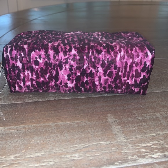 NWOT, Le Sportsac cosmetic/ multi use zip pouch . - Picture 3 of 5